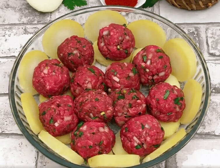 Des Boulettes De Viande Avec Des Pommes De Terre Et Une