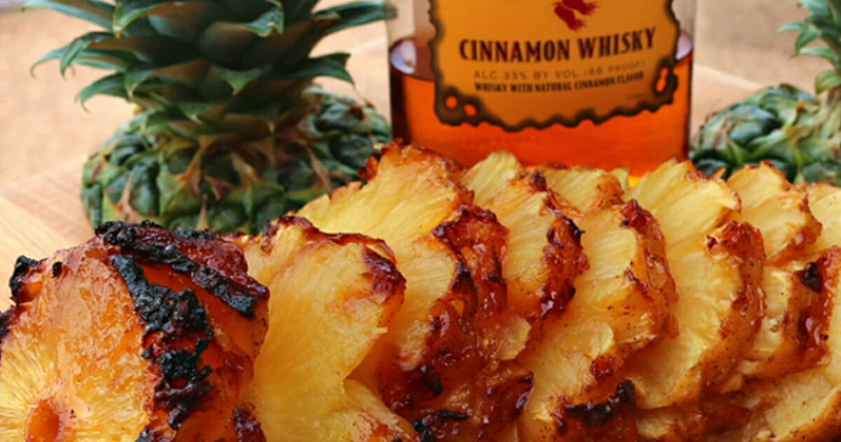 Marinez un ananas dans du whisky aromatisé à la cannelle et Marinez un ananas dans du whisky aromatisé à la cannelle et