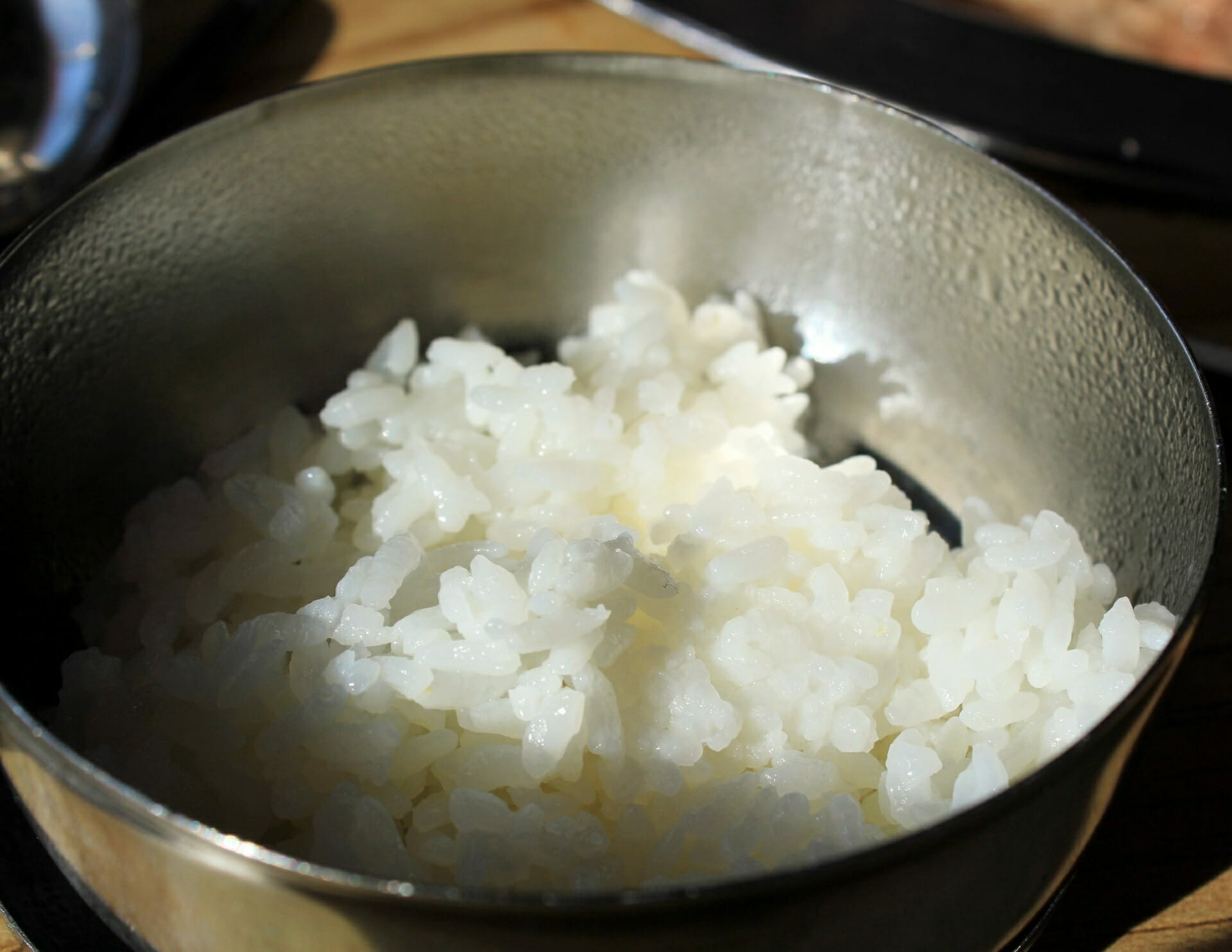 Как готовить рис в кастрюле на воде. Варка риса. Рис на гарнир рассыпчатый в кастрюле. Рис в кастрюле. Вареный рассыпчатый рис.