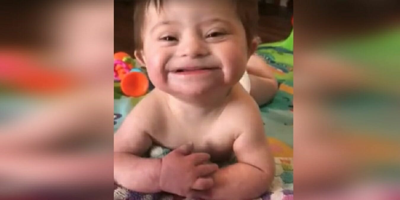 Video D Un Bebe Adopte Atteint Du Syndrome De Down Qui Sourit A Sa Nouvelle Maman Est Diffuse En Ligne