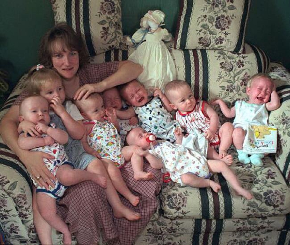 Мать родила 4 детей. Семерняшки Маккой. Кенни Маккоги 1997. Семерняшки Маккой 1997.