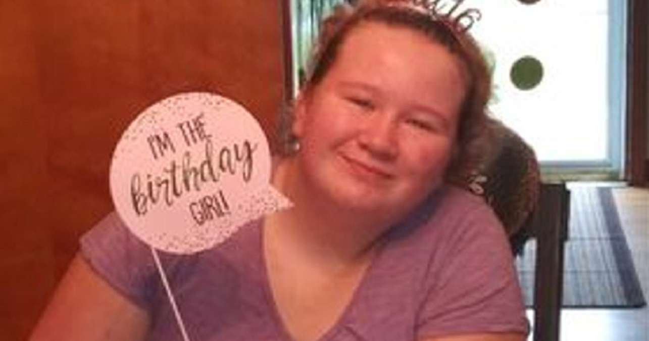 Une Jeune Fille De 16 Ans Avec Un Handicap Demande Des Cartes D Anniversaire Alors Que Personne Ne S Est Presente A Sa Fete